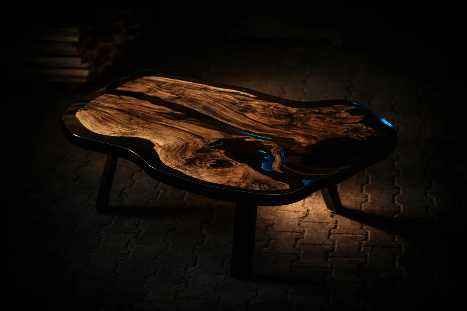 Couchtische und Beistelltische massgefertigt. Couchtisch Walnuss Wurzel und Epoxidharz. Unique WoodFlow